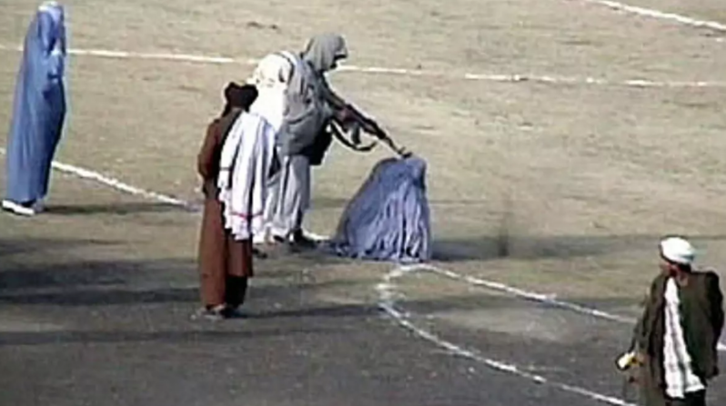 Əfqanıstanda hamilə həyat yoldaşını və bir kişini qətlə yetirən şəxs stadionda edam edildi