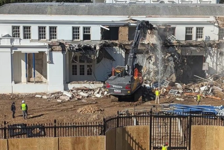 Ağ Evin bir hissəsi bu səbəbdən sökülür