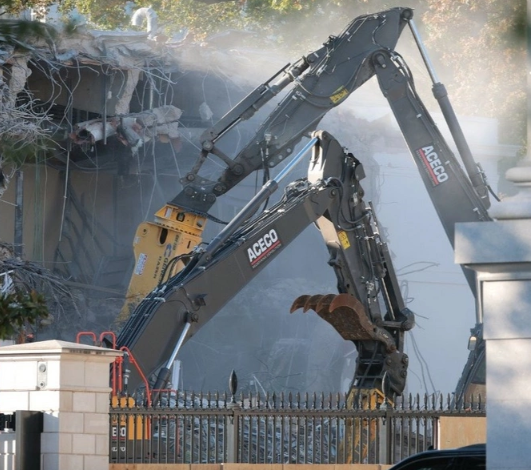 Ağ Evin bir hissəsi bu səbəbdən sökülür