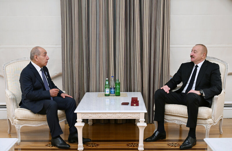 Prezidenti Yaqub Eyyubova "İstiqlal" ordenini təqdim etdi (YENİLƏNİB)