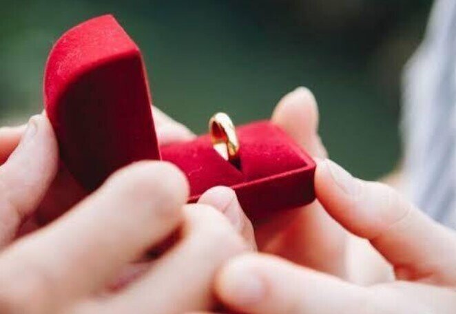 Evlililik təklifi edən kişini sevgilisi SİLLƏLƏDİ - VİDEO