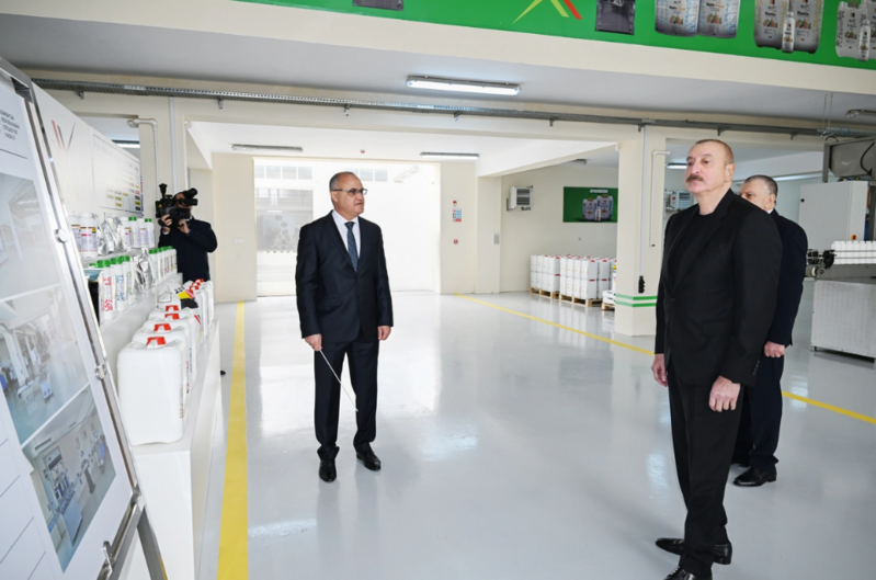 İlham Əliyev Sabirabadda aqrokimyəvi vasitələrin istehsalı müəssisəsinin fəaliyyəti ilə tanış olub