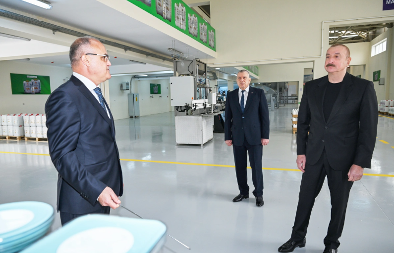 İlham Əliyev Sabirabadda aqrokimyəvi vasitələrin istehsalı müəssisəsinin fəaliyyəti ilə tanış olub