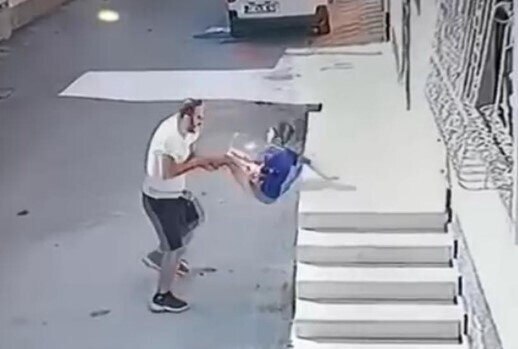 Adanada naməlum şəxs uşağı pilləkəndən yerə atdı - VİDEO