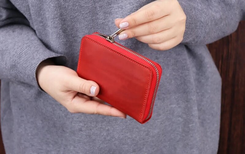 Pulu itən müəllim şagirdin pulqabısını yoxladı - Cəzalandırıldı