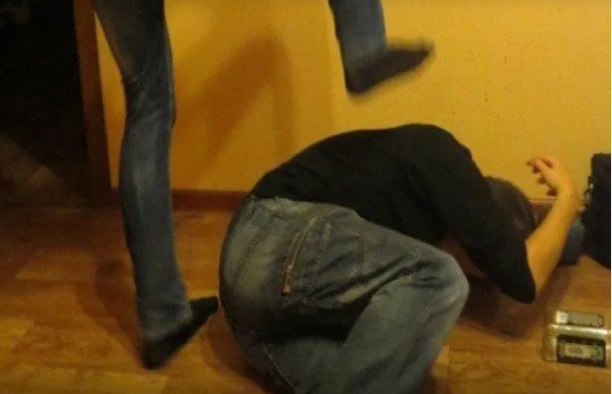 Böyük qardaşını döyüb öldürdü