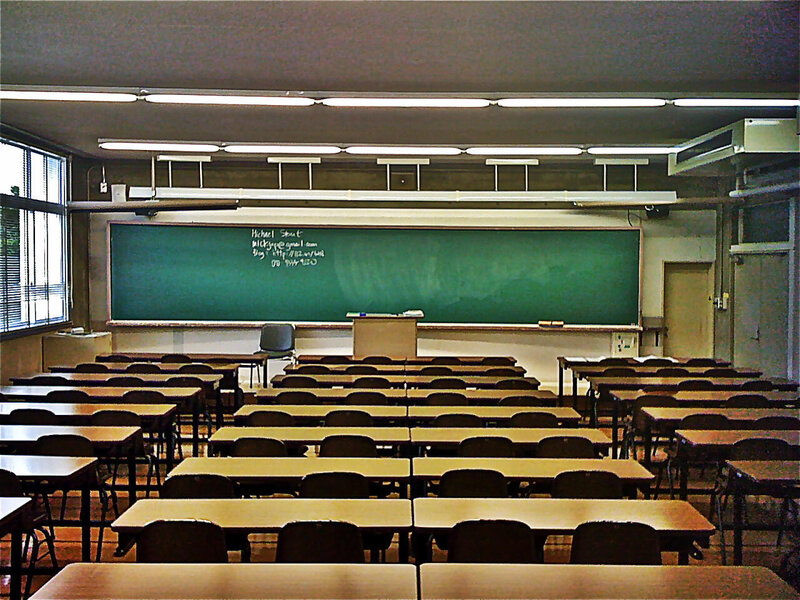 Müsəlman olduğuna görə şagird məktəbdə DÖYÜLDÜ - VİDEO