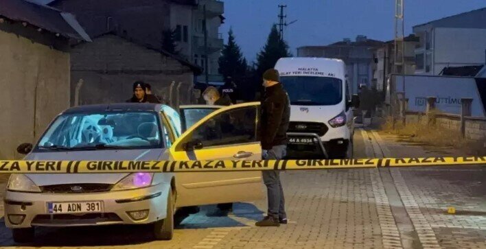 Mübahisə etdiyi dostunu avtomobildə silahla vurdu