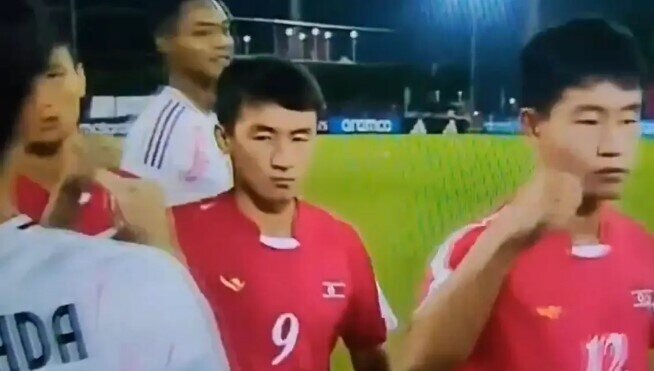 Düşmən ölkənin futbolçularının salamlaşma anı gündəm oldu - VİDEO