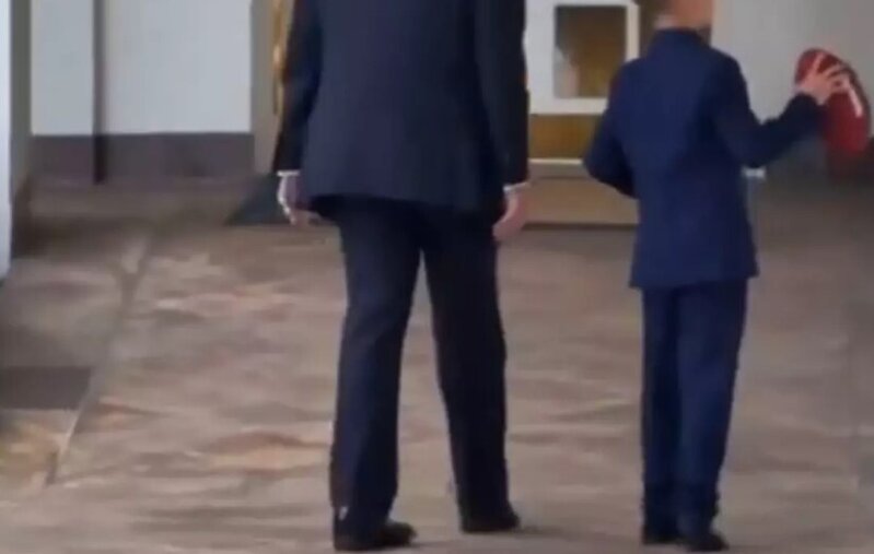 Trampın yerişi diqqət çəkdi: Sağlamlığı müzakirə mövzusuna çevrildi - VİDEO