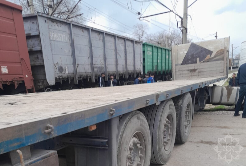 Şabranda evakuatorla qatar toqquşdu - Sürücü ağır yaralandı - Foto