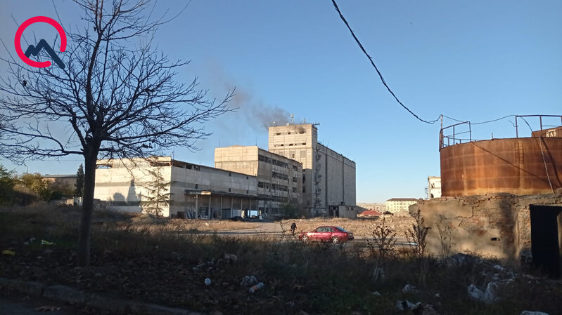 Zavod binasındakı tullantılar yanğına səbəb oldu - Fotolar-Yenilənib