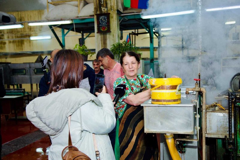 Jurnalistlər "Azəripək" ASC-nin istehsalat sahələrinə də baxış keçiriblər