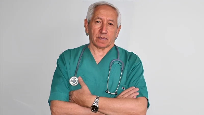 Körpənin ölümündə ittiham olunan tanınmış həkimlə bağlı qərar verildi