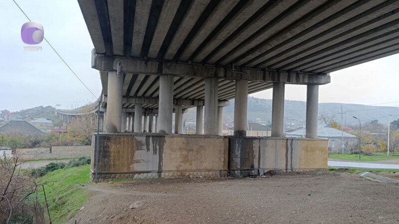 İllər əvvəl tikilən körpü sakinlərin evinə təhlükə yaradır (VİDEO)