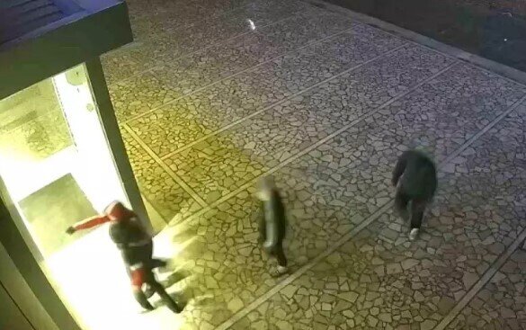 14-15 yaşlı uşaqlar sevdikləri motosikletləri saniyələr içində oğurladılar - VİDEO