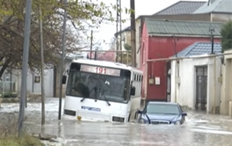 "6-7 ildir hər qış bu yolda əziyyət çəkirik..." - Video