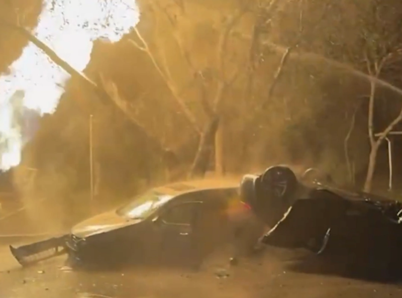 Bakıda "Porsche"nin düşdüyü qəzada GÜCLÜ YANĞIN: Xəsarət alanın vəziyyəti açıqlandı