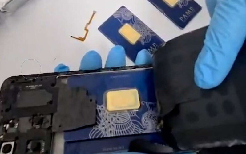 Bakıya gələrkən ayaqqablarından da, telefonundan da qızıl çıxdı - Fotolar