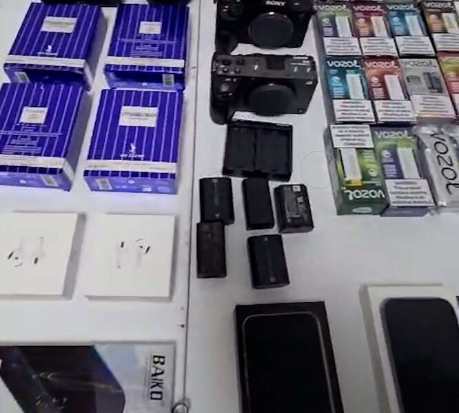 Bakıya gələrkən ayaqqablarından da, telefonundan da qızıl çıxdı - Fotolar