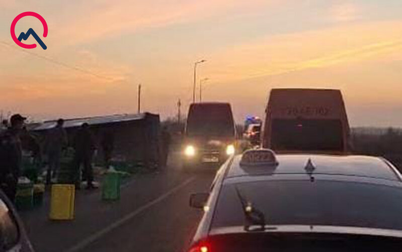 Üç avtomobil toqquşdu - Broyler toyuqları ətrafa dağıldı