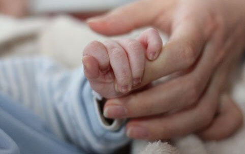 Arabadan yıxılan 10 aylıq körpə öldü