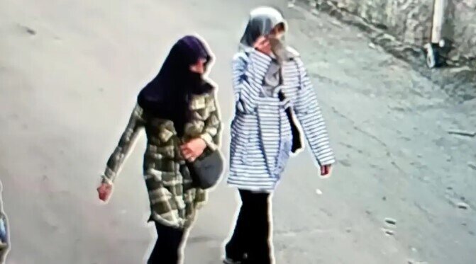 Baş örtüyü ilə üzlərini gizlədən ana və qız evdən qızıl oğurladılar - VİDEO