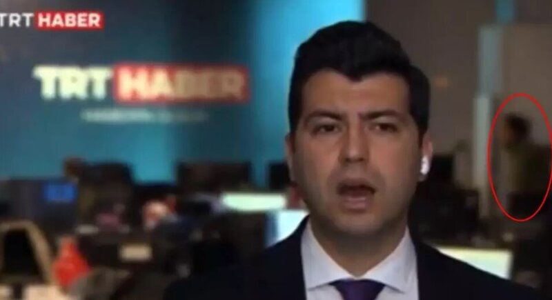 TRT-nin canlı yayımında qadın "Bəsdir!" deyə qışqıraraq pencəyini cırdı - VİDEO