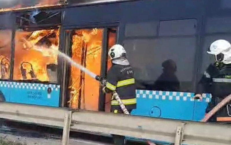 Bakı-Sumqayıt yolunda avtobus yandı - Video - Yenilənib