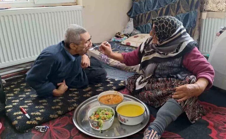 Yaşlı ana 61 ildir fiziki qüsurlu oğluna körpə uşaq kimi baxır