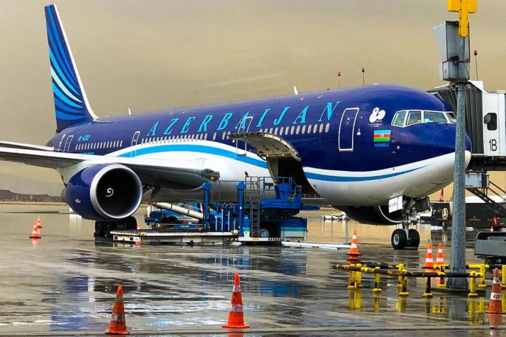 AZAL-ın təyyarəsinə girmək istədi, insident yaşandı - RƏSMİ AÇIQLAMA