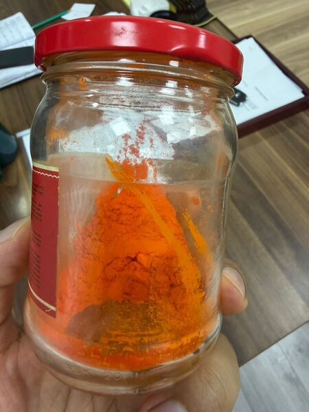 "Kənd toyuğu"nu sintetik maddə ilə rəngləyibmişlər - Fotolar