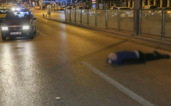 Bakıda maşın yolda uzanmış oğlanın üstündən keçdi