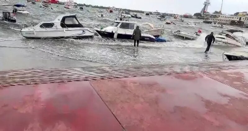 Türkiyədə fırtına həyatı iflic etdi - 3 nəfər öldü-Fotolar