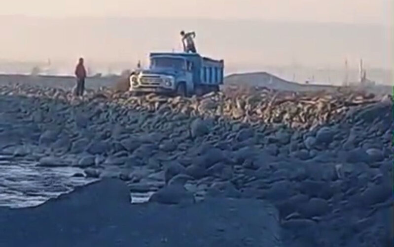 Çaydan qum-çınqıl daşıyanlar cəzalandırıldı - Video