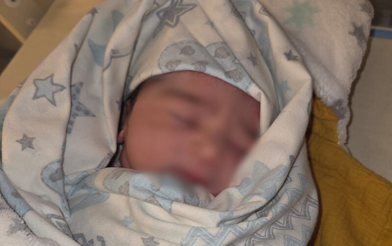 Beşinci övladını evdə dünyaya gətirdi - Video