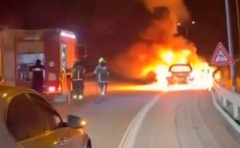 Hərəkətdə olan avtomobil alov topuna çevrildi - sürücü avtomobilinin yanmasını çarəsizcə seyr etdi