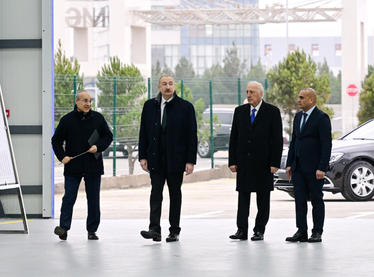 İlham Əliyev Sumqayıt Sənaye Parkında güzgü vərəqələrin istehsalı zavodunun açılışında iştirak edib