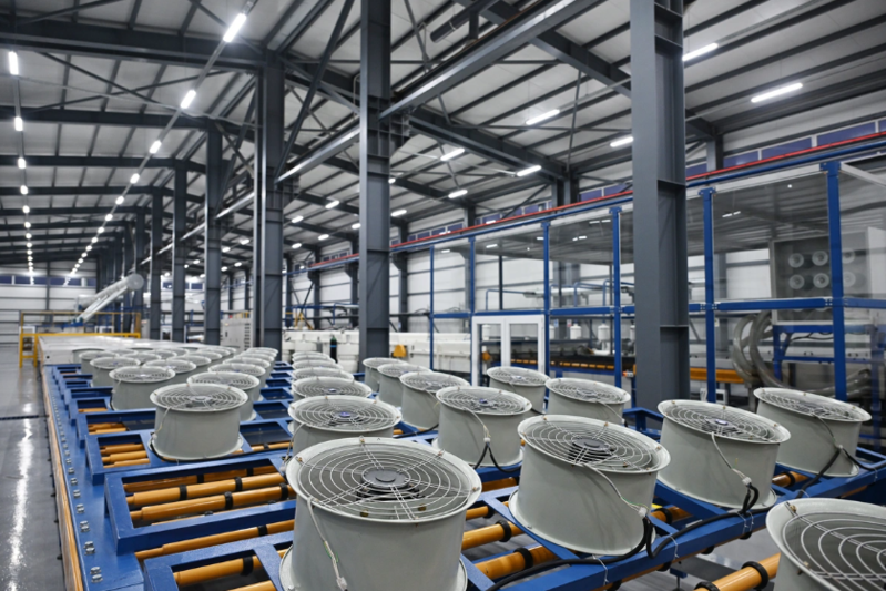 İlham Əliyev Sumqayıt Sənaye Parkında güzgü vərəqələrin istehsalı zavodunun açılışında iştirak edib