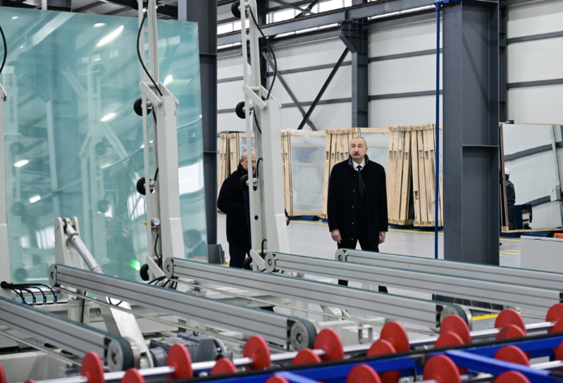 İlham Əliyev Sumqayıt Sənaye Parkında güzgü vərəqələrin istehsalı zavodunun açılışında iştirak edib