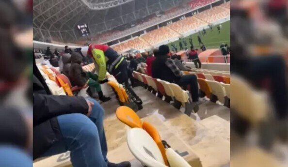 Polis üşüyən uşağa öz corabını geyindirdi - VİDEO