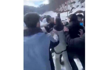 Uşağın gözü önündə atasını döydülər - VİDEO