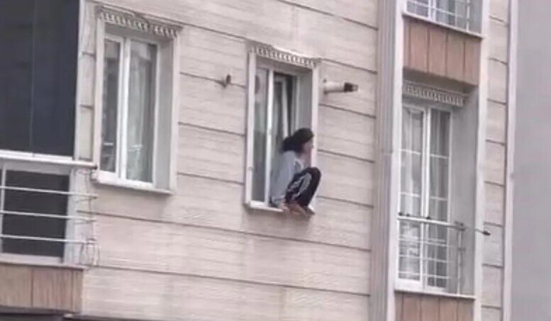 Edilənlərə dözə bilməyən gənc qadın özünü pəncərədən atdı - VİDEO