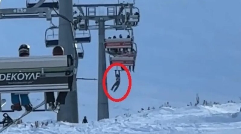 Düşən xizəyini götürmək istədi, kanat yolunda asılı qaldı - VİDEO