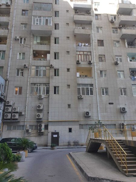 Mehdiyevin qardaşının tikdirdiyi qəzalı bina - Lifti belə yoxdur...