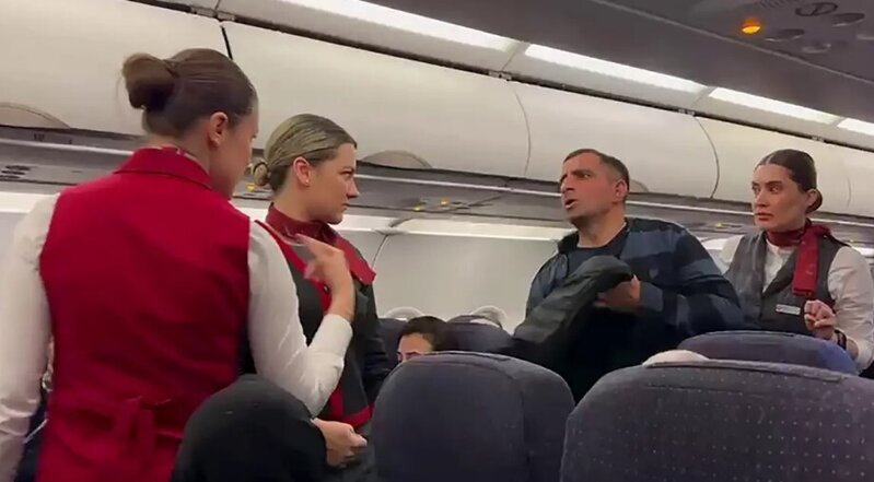 Stüardessaların müdaxiləsi ilə təyyarədən endirilən sərnişin halallıq istədi - VİDEO