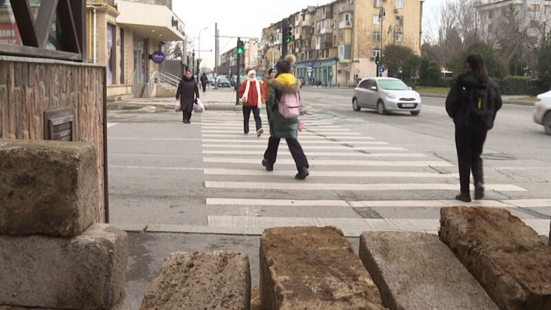 "Öz kardeşlər" Bakıda piyada keçidini zəbt etdi (VİDEO)