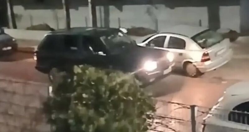 Avtomobilin şüşələrini sındırıb içərisinə işıqlı gül buketi atdı - VİDEO