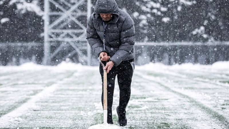 Qurban Qurbanov meydançanı qardan təmizlədi (FOTO)