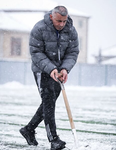 Qurban Qurbanov meydançanı qardan təmizlədi (FOTO)
